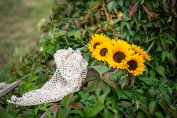 Dekoration im Spätsommer mit Sonnenblumen im Landhausstil