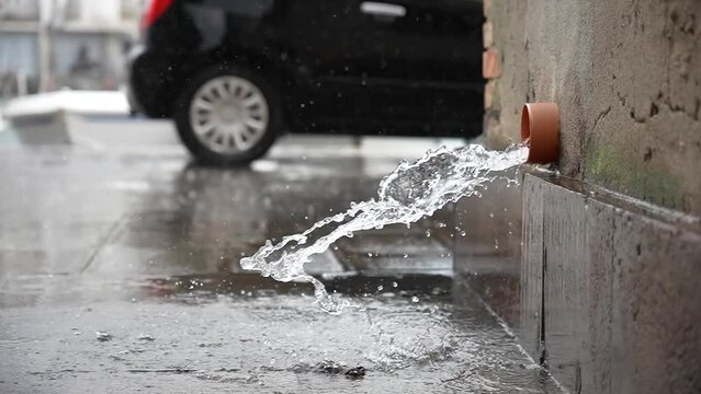Water comes out of the drain pipe during rain