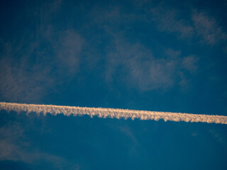 Viele Kondensstreifen am blauen Himmel