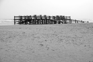 Strandkorb Podest an der Arche Noah am Ende der Seebrücke am Strand des Seebad St. Peter-Ording im...