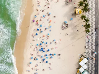 Crédence de cuisine en verre imprimé Copacabana, Rio de Janeiro, Brésil Top down aerial view of people sunbathing and enjoying summer at Copacabana Beach in Rio de Janeiro, Brazil. 