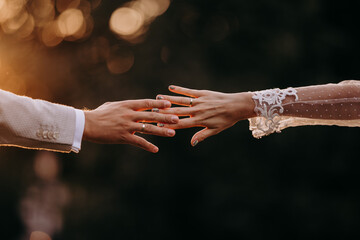 Dłonie pary młodej