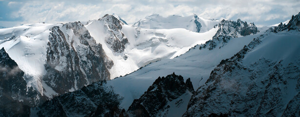 Fototapeta na wymiar Beautiful landscape with snowy mountains and glaciers.