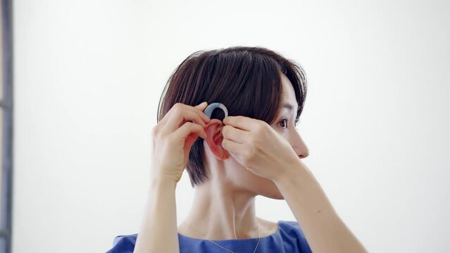 補聴器を装着する女性