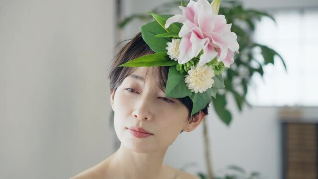 花冠をつけた女性　美容イメージ