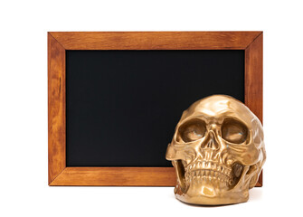 Totenkopf mit leerer Tafel