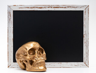 Totenkopf mit leerer Tafel