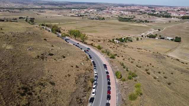 Carretera de doble sentido con varios coches sobre una monta&ntilde;a.