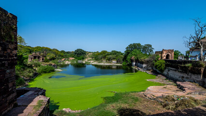 Obraz premium Sawai Madhopur, Rajasthan - Ranthambore Fort stands atop a hill and has played a vital role in the history of Rajasthan