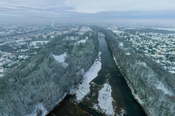 Der winterlich verschneite Lech im Augsburger Stadtgebiet nördlich der Hochzoller Lechbrücke aus...
