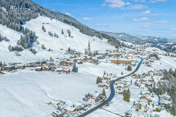 Mittelberg im Kleinwalsertal an einem traumhaften Wintertag, Ausblick auf den Ort in Vorarlberg