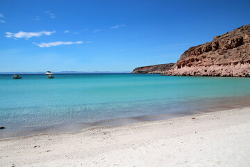 Fototapeta na wymiar White beach and bright blue sky Isla Espiritu Santo, Baja California Sur, Mexico