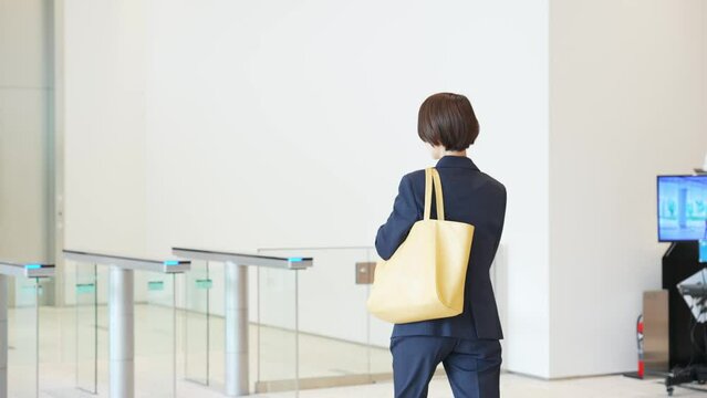 セキュリティゲートが通れずに困る女性