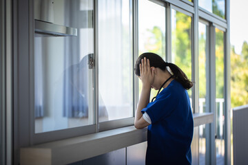 頭を抱える女医 　a woman doctor