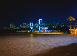 レインボーブリッジと観光船