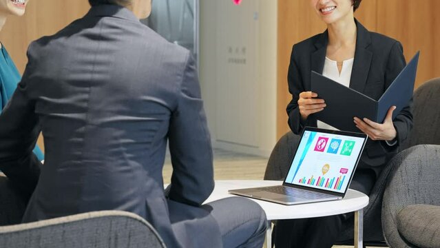 ロビーで会話するカップルと相談員