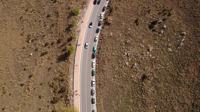 Carretera de doble sentido con varios coches sobre una monta&ntilde;a.