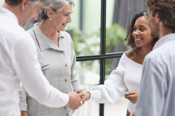 Obraz premium Conversation between managers and employees in the office