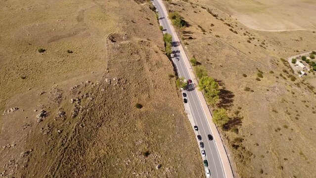 Carretera de doble sentido con varios coches sobre una monta&ntilde;a.