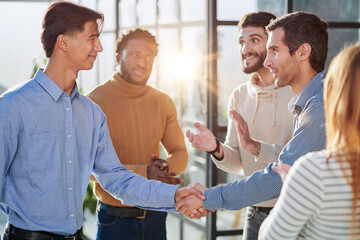 Obraz premium friendly hr manager or team leader greeting or welcoming new worker