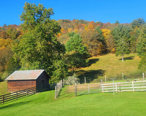 Obraz premium A barn in the blue ridge mountains in virginia in autumn