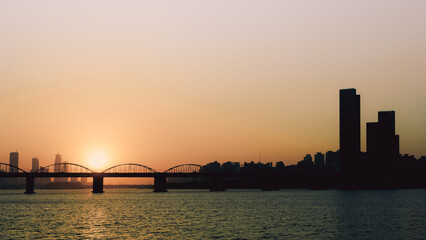 Obraz premium sunset with silhouette city and bridge background at seoul korea