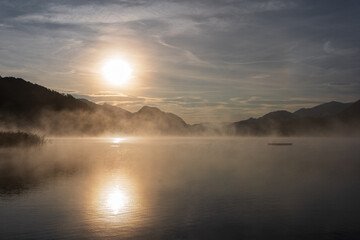 Sonnenaufgang am Fuschelsee in Salzburg. Herbst Hintergrund. 
