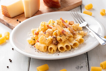 Deliziosa pasta alla carbonara, tradizionale ricetta romana di pasta condita con uovo, guanciale,...