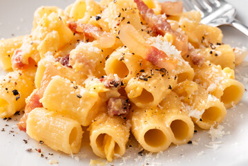 Deliziosa pasta alla carbonara, tradizionale ricetta romana di pasta condita con uovo, guanciale,...