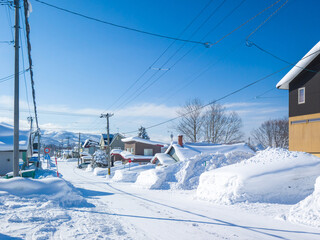 Townscape of a heavy snowfall area on a clear day (Niseko, Hokkaido, Japan)