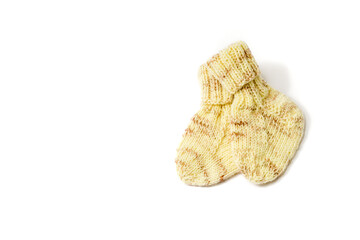 Ein paar Babysocken auf weißen Hintergrund