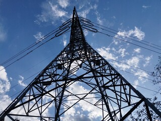 電線のある送電鉄塔と青い空