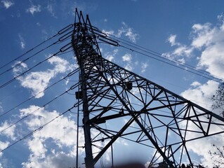 電線のある送電鉄塔と青い空