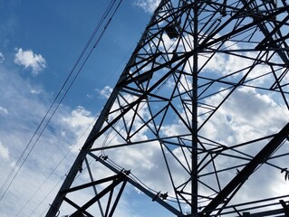 電線のある送電鉄塔と青い空