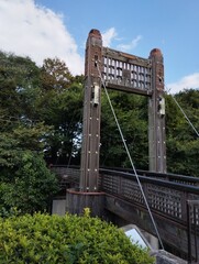 木製の小さな吊橋