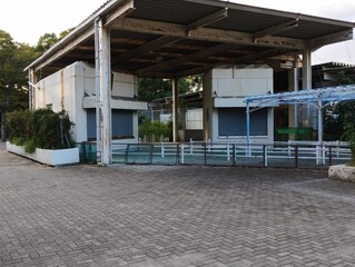 無人の古びた入場ゲート