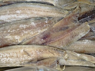 ダンボール箱に入ったたくさんの冷凍ホッケの切り身