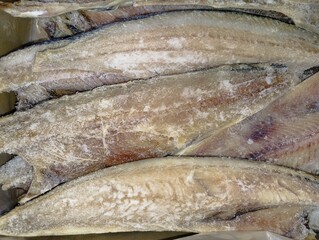 ダンボール箱に入ったたくさんの冷凍ホッケの切り身