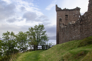 Fototapeta na wymiar Castillo de Urquhart, en Escocia, a orillas del lago Ness