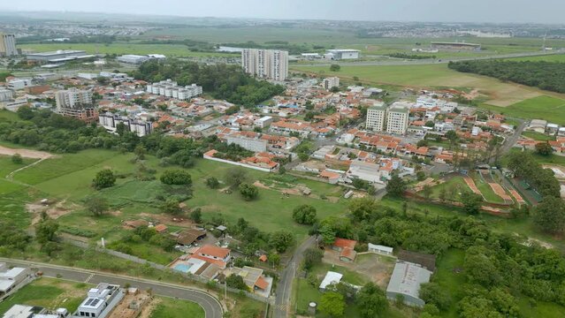 Vista a&eacute;rea da cidade de Paul&iacute;nia, no interior de S&atilde;o Paulo. Brasil. 