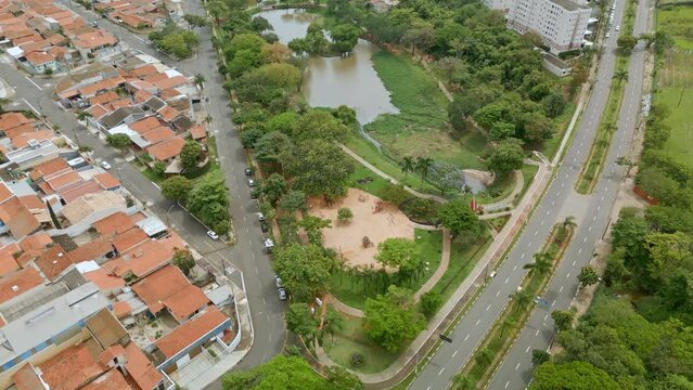 Parque Zeca Malavazzi com seu lago e vegeta&ccedil;&atilde;o. Vista a&eacute;rea da cidade de Paul&iacute;nia, no interior de S&atilde;o Paulo. Brasil. 