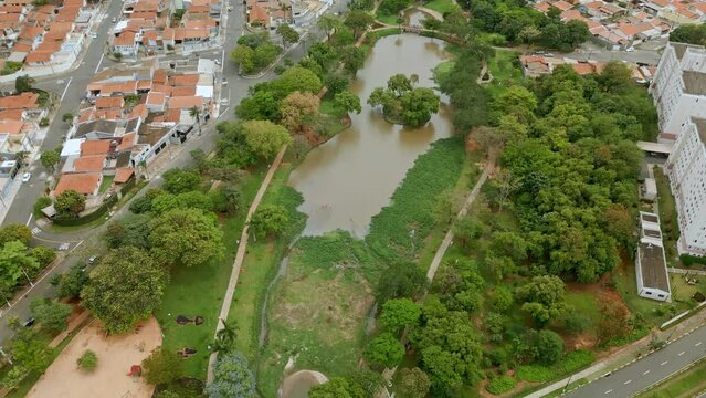 Parque Zeca Malavazzi com seu lago e vegeta&ccedil;&atilde;o. Vista a&eacute;rea da cidade de Paul&iacute;nia, no interior de S&atilde;o Paulo. Brasil. 