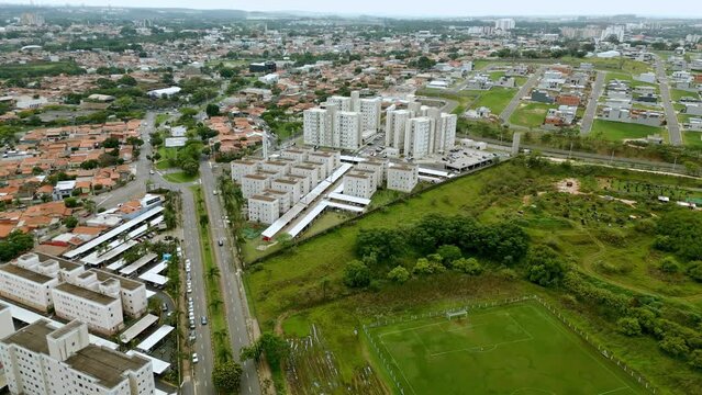 Vista a&eacute;rea dos pr&eacute;dios residenciais de cor branca na cidade de Paul&iacute;nia, interior de S&atilde;o Paulo. Brasil 2023.