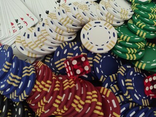 Jeux de cartes et de hasard, gain d'argent, de jetons de poker, avec dés, casino, tapis, jetons de tous les couleurs, joueurs professionnels, stratégie, psychologie, mindset et jeux de patience,  - obrazy, fototapety, plakaty