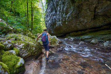 Naklejka premium Womah hiker exploring a gorge