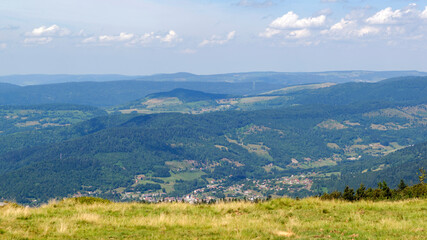 Fototapeta na wymiar Paysage estival dans les montagnes des Vosges