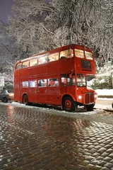 Poster Big red bus on a winter night © Алексей Мовсесян