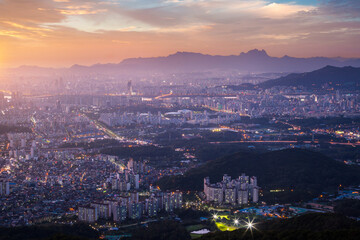 Aerial view of Seoul And there is Bukhansan Mountain in the background, South Korea. - obrazy, fototapety, plakaty