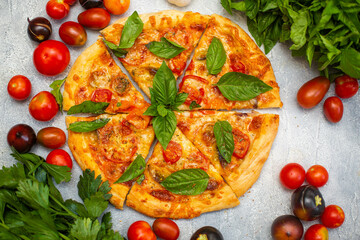 pizza margherita with tomatoes and basil