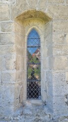 Fototapeta na wymiar Schmales Kirchenfenster mit Glas